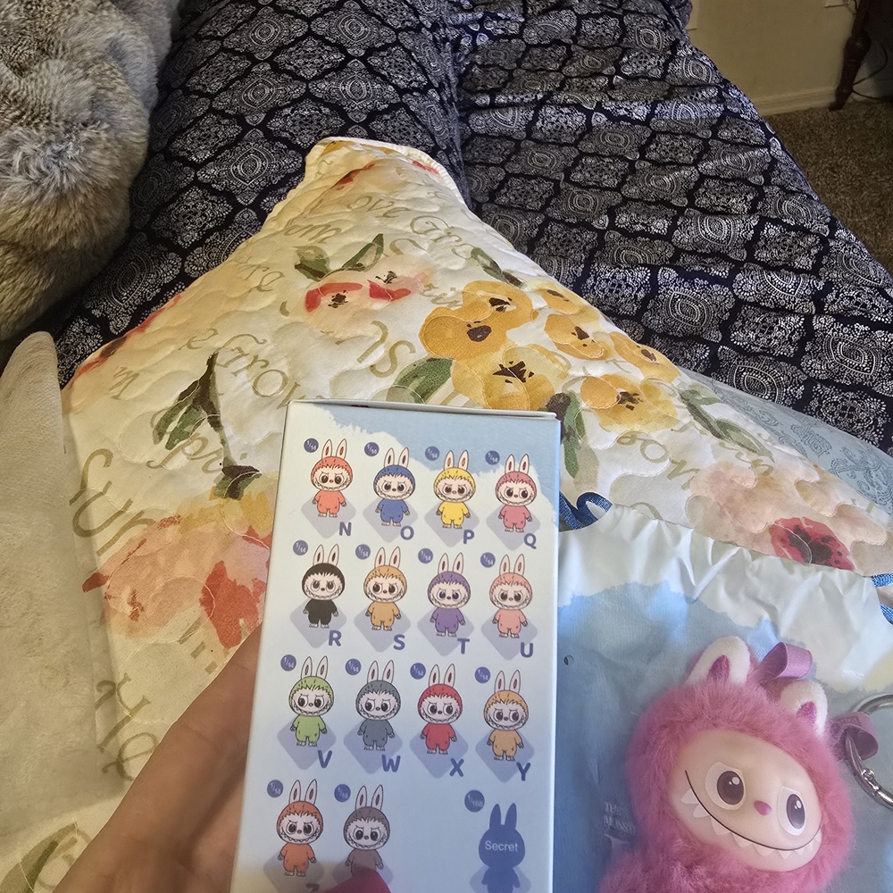 Pink Furry Keychain with Box - Picture 3 of 4